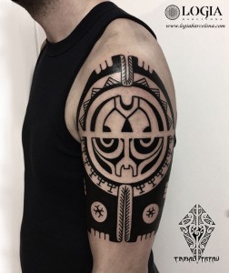 tatuaje-hombro-tribal-logia-barcelona-alessandro-oliviero 